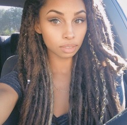 eatmeallnight:  wes-eskimo:  I’m kinda upset her dreads look a bit ratty, I wonder what her hair texture is.  Not thick enough to have attractive locs