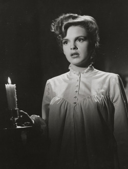 judyinlove:  Judy Garland as Lady Macbeth in Presenting Lily Mars, 1943. 
