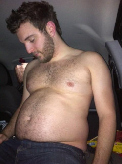 itsmissgiggles:  My friends thinks I’m weird because I don’t like muscles and they honestly kind of make me wanna vomit. I feel sick to my stomach when I see muscles!  But honestly guys!!! This is what a REAL man should look like! THAT belly is fucking