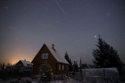 astronomyblog:  What is a meteor shower? A meteor shower occurs when a cloud of debris from a comet or asteroid enters Earth’s atmosphere and burns up, leaving bright trails. Most often these debris particles are not much bigger than grains of sand.