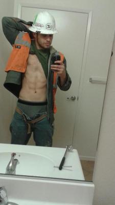 brentwalker092:    Hot contractor-dude strip tease :)  