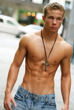 those-cute-boys:  crush-for-guys:  hotnshirtless:  http://bit.ly/1k6YtPW  -  more those-cute-boys? 