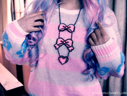 pastelgothstyles:  http://pixelcross.tumblr.com has a great outfit here! Beautiful necklace! ^_^