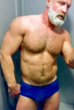 planesdrifter:  Follow planesdrifter: trueTHAT if you’re an admirer of older, hairy natural and muscular men.  Check it out and the archive too or the live cams. 