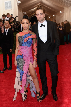 tropicanaputa:  celebritiesofcolor:  FKA Twigs and Robert Pattinson attend the ‘China: Through The Looking Glass’ Costume Institute Benefit Gala at the Metropolitan Museum of Art on May 4, 2015 in New York City.  She literally changed this mans essence.