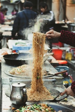xereoe:  r2&ndash;d2: Shanghai Street Noodles by (the cheshire smile)  田中