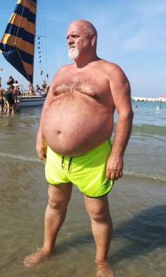 earthyjim: maschiseriea:  Beach ball belly 