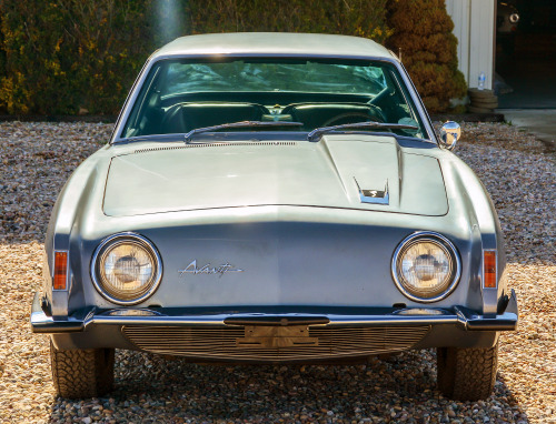 carsthatnevermadeitetc:  Studebaker Avanti R2, 1963. The R2 was the supercharged version of the Raymond Loewy-designed Avanti, powered by a 289ci V8 that produced 289hp. There was also an R3 with 304ci V8 that produced 400hp but only 9 were made before