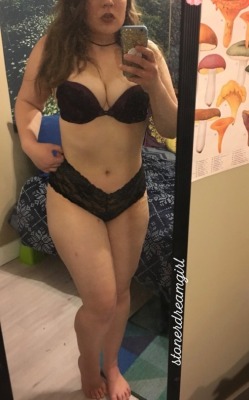 stonerdreamgirl:  stonerdreamgirl:  ⌛️reblog if you like a woman with a tiny waist and curvy hips  So horny and craving someone running their hands along my curves.