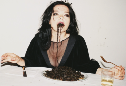 997:   997:  Björk eating squid ink pasta