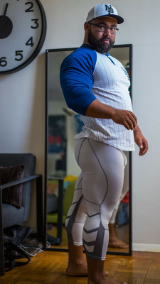 noodlesandbeef:  Had a little shopping spree at Nasty Pig.Hat is the Interlock Snapback, shirt is the Pinch Hitter Henley, tights are the ridiculously named Nike Pro Combat Hypercool Compression &frac34; Pants.