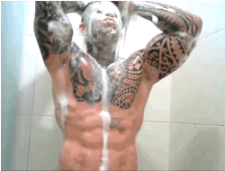 toscotesao:  (gifset) um garoto de programa brasileiro, andré ferraz, tomando um banho.caraca…que vontade de entrar nesse chuveiro com ess macho rabiscado.