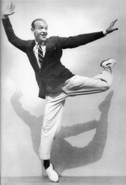 Maszületetttáncoslábú:  Fred Astaire   (1899–1987) Pokoli torony, A zenevonat, Táncolj a Broadway-n!, Egész évben farsang, Tánc a föld körül, Táncolj velem, Frakkban és klakkban
