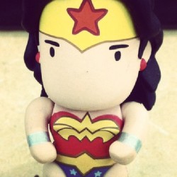 La muñequilla de mi jefa haha @verotavovero #wonderwoman #superhero #work