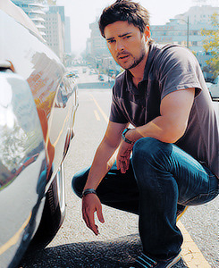 ilikelookingatnakedmen:  daunt:  I’m on a mission to convert all of my followers into Karl Urban fans. Yesssss~  good afternoon platesfullofnothing!  Karl delicious Urban
