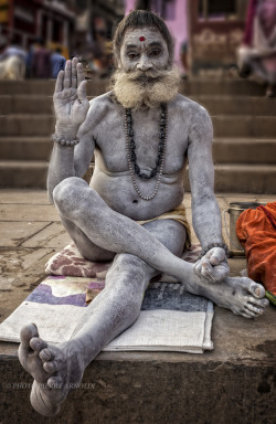 Indian man in Varanasi, by Pierre Arnoldi 