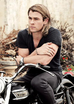 aarontaylorjohnson:  Chris Hemsworth for Snow White and The Huntsman cast photo shoot, January 2012 