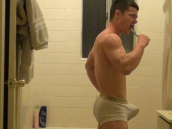bromocollegestud:  When a bro knows he is going to get some head 