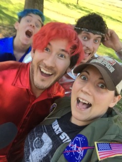 ellensama:  So guess who just met Markiplier and is going to be in one of his new videos!!!Fun Mark Story: So I saw his tweet today and see he’s 10 minutes from my house asking people to show up. I go back and forth about going and finally just say