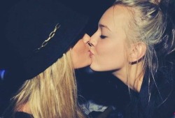 Your-Lesbian-Friend:  The-Inspired-Lesbian:  Love And Lesbians ♡  ♡ 
