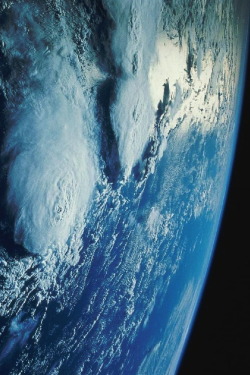 r2–d2:  Planet Earth 