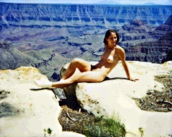 Terracottainn:  Excellent Shot Of The Grand Canyon In The Background. Everyone Should