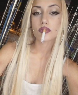 smokeman70: What Gwen Stephani would look like smoking!