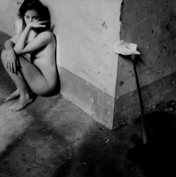 bildwerk:  Francesca Woodman Self Portrait with Lily (I.160/Rome) May 1977-August 1978 Estate gelatin silver print (Edition of 40) 14 x 11 inches, sheet 8.25 x 8.25 inches, image 