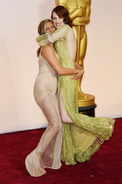 gasstation:Jennifer Aniston &amp; Emma Stone - 2015 Oscars