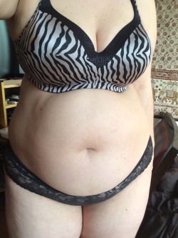biglegwoman:  Seriously can’t stop admiring how great my belly looks to me. I love to lay my arms now on it like a shelf when I am sitting. It turns me on to do so!
