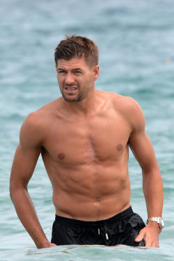 shirtlessmalecelebs:  Steven Gerrard