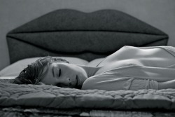 d3fr0z3r:  devouement-farouche:  Ihr zusehen…beim Schlafen…verlangend an ihre Worte denkend…wie groß ist die Versuchung?  Sehr groß… 