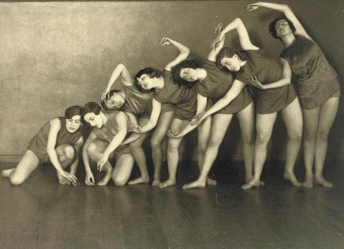 Troupe de danse Skoronel Truempy. Photo prise vers 1930 Photo - Jacobi Lutte Nudes &amp; Noises  