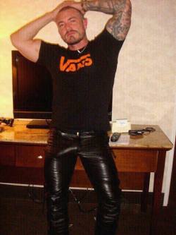 rubberbcn:  TIGHT LEATHER PANTS 