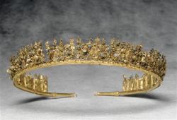 gemma-antiqua:  Ancient Greek gold diadem, dated to 300-250 BCE. Discovered in Canosa, Puglia, Italy, the diadem is currently located in the Louvre. 