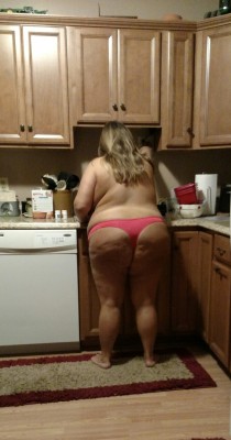 bbwangie:  My ass in thongs in the kitchen!
