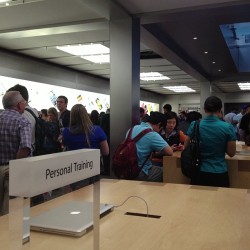 O D crowded in this bitch… (at Apple