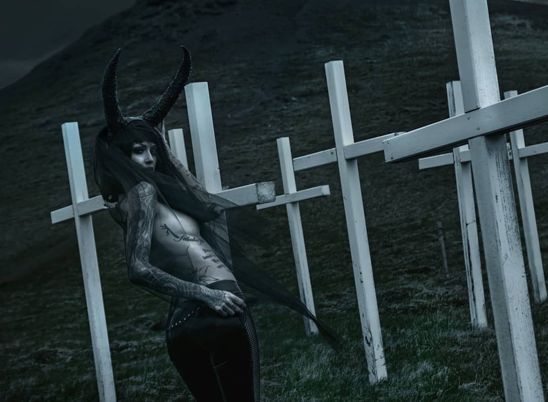 shellydinferno: She walks these hills in a long black veil, she visits my grave when