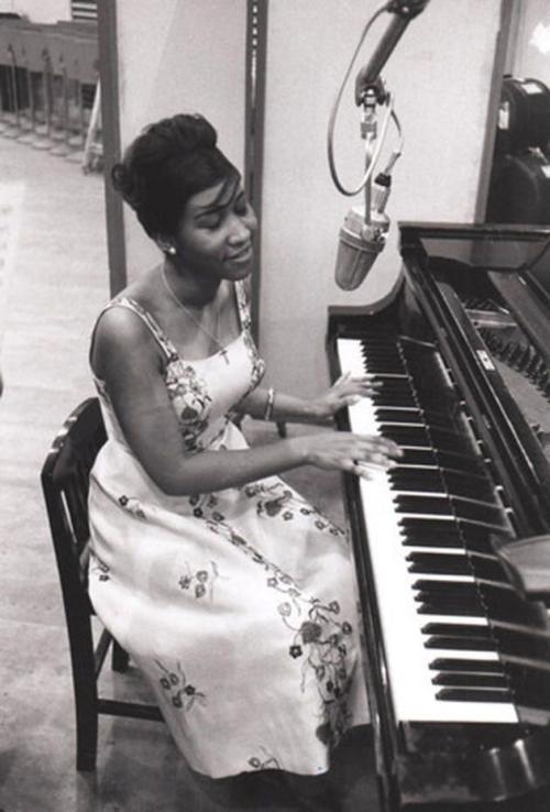 blondebrainpower:Aretha Franklin playing piano, 1960′s