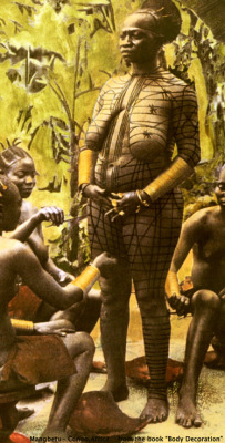 yagazieemezi:  1910, Queen Mutubani of the Mangbetu people being body painted by serving girls — (Schildkrout, Enid, Jill Hellman, and Curtis A. Keim. 1989.) 