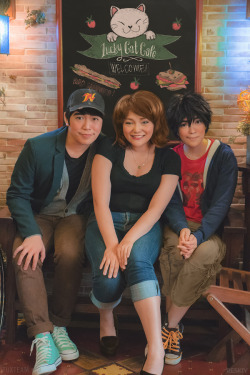 behindinfinity:  A slice of life from San Fransokyo's Lucky Cat Cafe Big Hero 6 cosplayHiro •  Jin (me) / Tadashi •  Miguel / Aunt Cass • Katphotos by Reskiy » Part of our Big Hero 6 photo series (•–•)  Aunt Cass~ &lt; |D&rsquo;&ldquo;&rdquo;&ldquo;