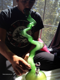 veeveeganja:geck0man snapping out of his Sour Glass bong