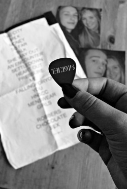 avonthewanted:  Can we all just cry over the fact Leon got me Matt’s setlist (it has his footprints all over it lol) AND a guitar pick?  