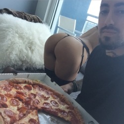 hugo-uk:  Anyone want pizza?