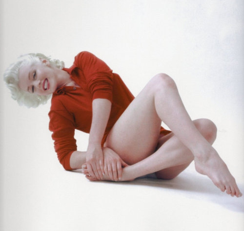 thecinamonroe:  Marilyn Monroe in the “Red Sweater” sitting, Connecticut, 1955. Photo by Milton Greene.