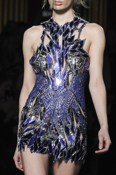 velvetrunway:  Julien MacDonald Fall 2013 Posted by Crazy—-Dreams 