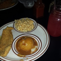 Oh yea down south cooking with @atdf_ @its_royalty86  (at M&amp;M Soul Food Cafe)