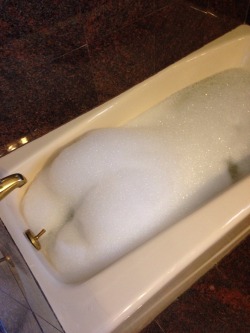 mosray:i ran a bath n added bubbles n they ended up looking like a butt I accidentally made a bubble butt
