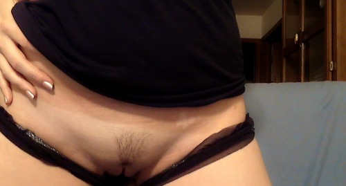 d3sirabledesires:  kay so here’s my god awful first attempt at a triangle/landing strip..  Follow this woman, she’s super sweet, and very sexy.