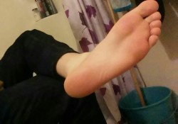 young male barefeet, socks and shoes👣